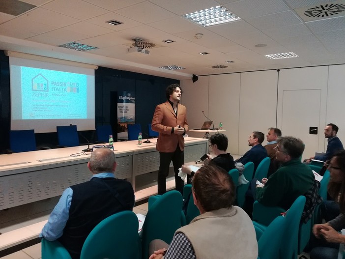 Sanremo: grande partecipazione al seminario sulle ristrutturazioni e sull’efficientamento energetico organizzato da Confartigianato e Zeb Sanremo: grande partecipazione al seminario sulle ristrutturazioni e sull’efficientamento energetico organizzato da Confartigianato e Zeb