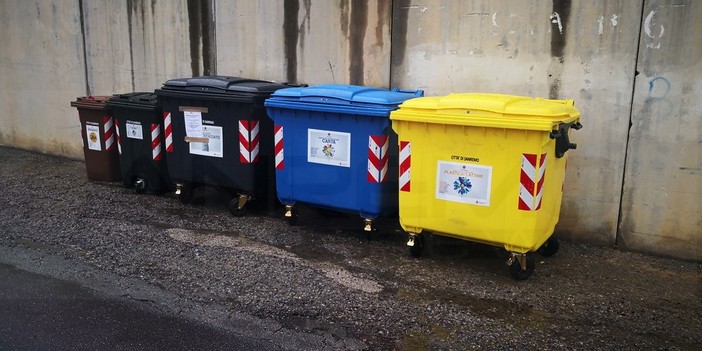 Iniziato lo sciopero dei netturbini in tutta la provincia: a Sanremo adesione altissima e problemi per la raccolta della plastica Iniziato lo sciopero dei netturbini in tutta la provincia: a Sanremo adesione altissima e problemi per la raccolta della plastica