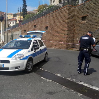 Imperia: cede una grata all'ex passaggio a livello di Porto Maurizio, intervento della Municipale (Foto)