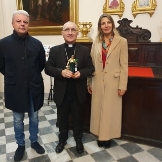 Anche quest’anno Confartigianato e Coldiretti hanno donato alla diocesi di Albenga-Imperia una statuina del presepe