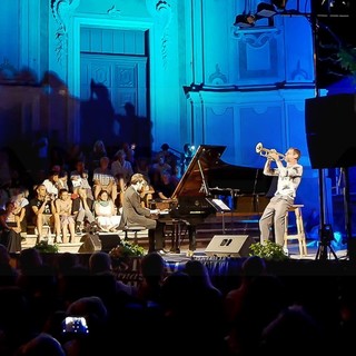Cervo: ieri sera sulla piazza dei Corallini il concerto 'Tandem' con Fabrizio Bosso e Julian Oliver Mazzariello (Foto e Video)