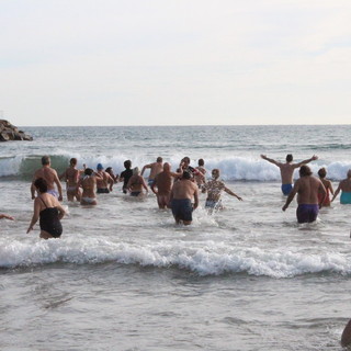 Dopo 13 anni torna il Cimento Invernale: i dianesi sfidano le acque gelide