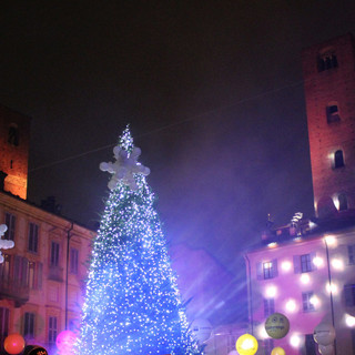 Festa in piazza per il Capodanno ad Alba, nutella party, brindisi, mongolfiera e animazione musicale