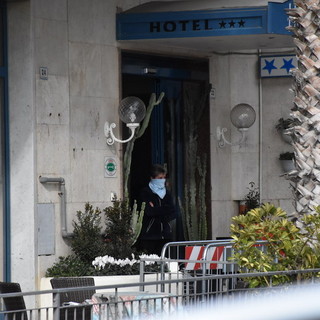 Coronavirus, cresce la tensione all'interno degli hotel di Alassio. Giampedrone: "Stiamo lavorando per il trasferimento in strutture idonee" Coronavirus, cresce la tensione all'interno degli hotel di Alassio. Giampedrone: "Stiamo lavorando per il trasferimento in strutture idonee"