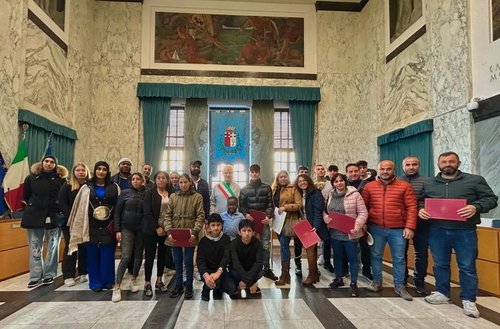 Imperia, oggi primo giuramento del nuovo anno: 24 neo-cittadini italiani provenienti da 4 continenti diversi Imperia, oggi primo giuramento del nuovo anno: 24 neo-cittadini italiani provenienti da 4 continenti diversi