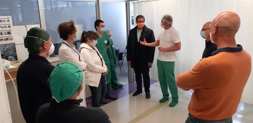 Visita di Toti e Viale al San Martino: “Medici, infermieri e OSS sono il nostro orgoglio” (Foto)