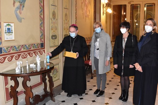 Sanremo: una statuina che raffigura un infermiere per il Presepe del Vescovo, oggi la consegna di Confartigianato