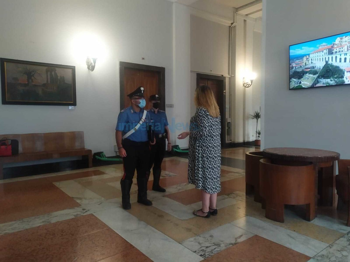 Imperia: Scajola caccia i Carabinieri dal consiglio comunale, FdI attacca “Il Comune non è di sua proprietà” Imperia: Scajola caccia i Carabinieri dal consiglio comunale, FdI attacca “Il Comune non è di sua proprietà”