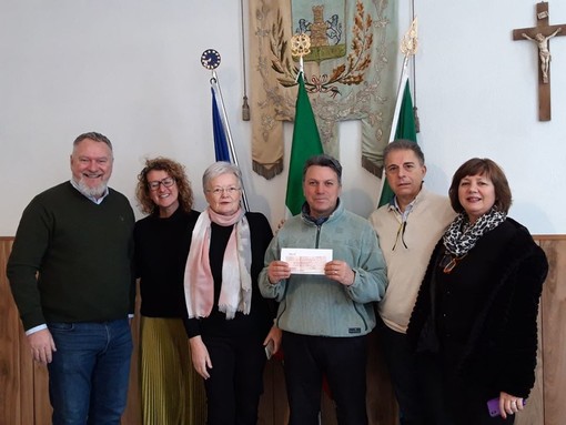 La consegna dell'assegno donato dal Rotary Imperia al sindaco Adorno, foto dal profilo facebook del Comune di Rezzo