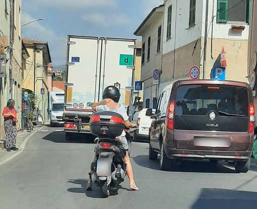 Imperia: lunghe code e ingorghi stradali ogni giorno a Caramagna, la protesta di un lettore (Foto) Imperia: lunghe code e ingorghi stradali ogni giorno a Caramagna, la protesta di un lettore (Foto)