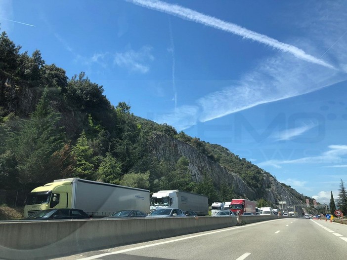 Mentone: sarà riaperta alle 13.30 l'autostrada A8 tra Monaco e Mentone chiusa stamattina per incidente (Foto) Mentone: sarà riaperta alle 13.30 l'autostrada A8 tra Monaco e Mentone chiusa stamattina per incidente (Foto)