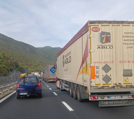Incidente sulla A10, un ferito e coda in direzione Genova