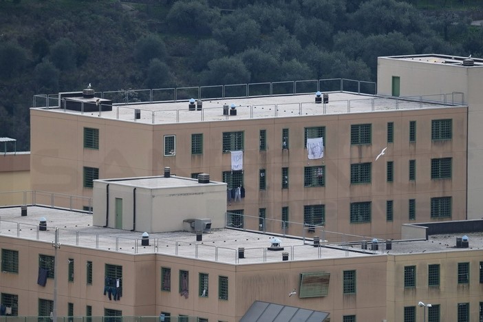 Ferragosto 'incandescente' al carcere di Sanremo: detenuto tenta di aggredire un agente con un vetro rotto Ferragosto 'incandescente' al carcere di Sanremo: detenuto tenta di aggredire un agente con un vetro rotto