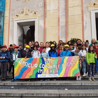 I giovani imperiesi del Consiglio Comunale dei Ragazzi ieri agli 'Stati Generali' di Genova (Foto) I giovani imperiesi del Consiglio Comunale dei Ragazzi ieri agli 'Stati Generali' di Genova (Foto)