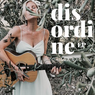 La cantautrice di Lingueglietta Chiara Ragnini e il suo 'Disordine': il nuovo EP è un ritorno all'intimità