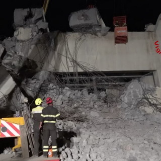 Crollo del ponte: sul Polcevera si scava, domani i funerali ma il futuro della viabilità è ancora da scrivere (Foto e Video)
