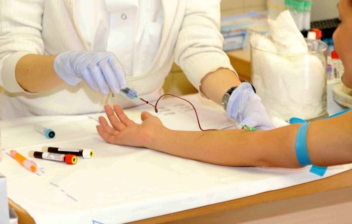 Sanità: possibilità di prenotare le analisi del sangue in farmacia o col numero verde