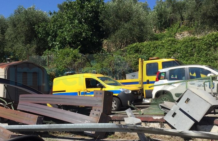 Pontedassio: Tir perde il carico di putrelle sulla Statale 28, senso unico alternato e traffico (Foto)