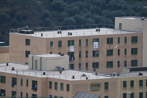 Ferragosto 'incandescente' al carcere di Sanremo: detenuto tenta di aggredire un agente con un vetro rotto Ferragosto 'incandescente' al carcere di Sanremo: detenuto tenta di aggredire un agente con un vetro rotto