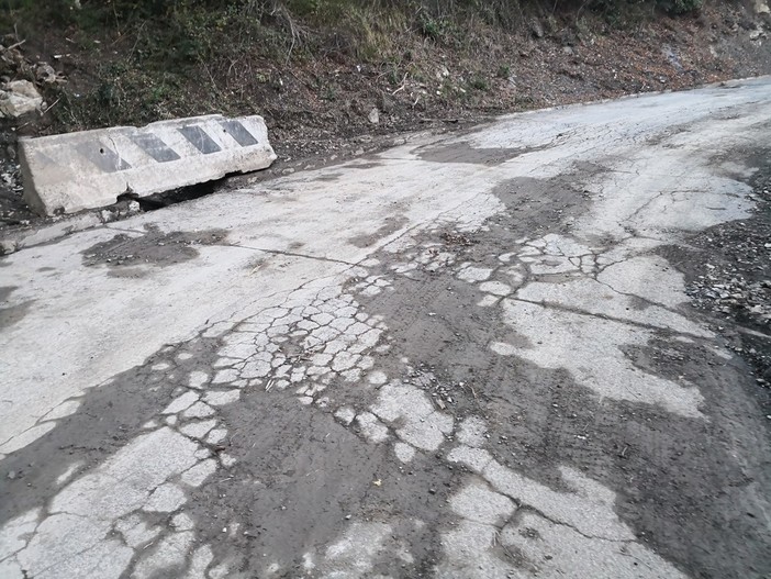 Caravonica: rimossa la terra franata durante l'allerta rossa e via alla fase concreta di lavori per il ripristino e la messa in sicurezza stradale (Foto)