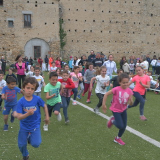 Oltre 70 gli studenti della Primaria del Littardi di Dolcedo hanno partecipato all’iniziativa solidale della ‘Corsa contro la fame’ Oltre 70 gli studenti della Primaria del Littardi di Dolcedo hanno partecipato all’iniziativa solidale della ‘Corsa contro la fame’