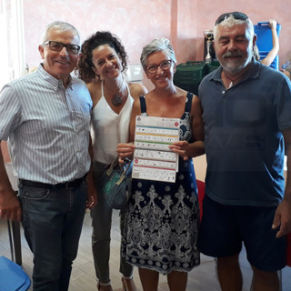 "Non facciamo storie, facciamo la storia!": partita alla grande la distribuzione dei kit per la differenziata