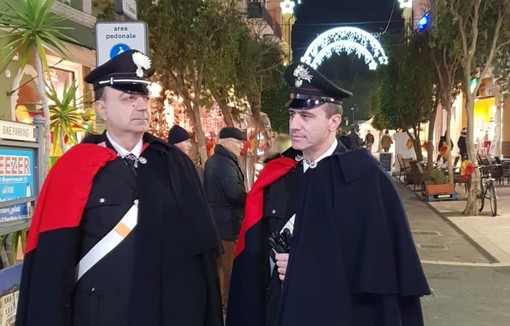 Diano Marina: Carabinieri in alta uniforme per le vie del centro, un tradizionale servizio tra la gente