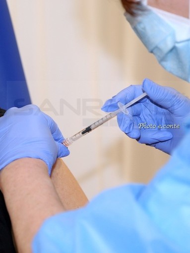 Firmato l’accordo tra Regione, Confindustria e sindacati per le vaccinazioni sui luoghi di lavoro