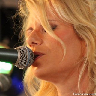 La cantautrice di Lingueglietta Chiara Ragnini premiata a Genova al premio d’arte 'Quelli Che Roy'