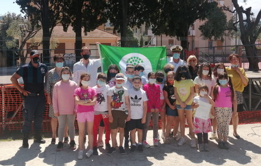 Diano Marina: ieri la cerimonia di consegna della 'Bandiera verde' alla Primaria di Villa Scarsella (Foto)