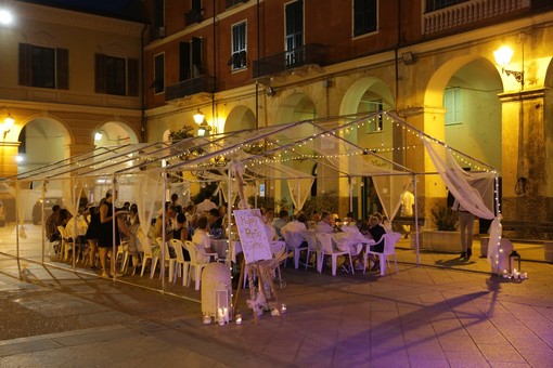 Pontedassio: interscambio e gemellaggio con una comunità tedesca sanciti da una cena in piazza (Foto)