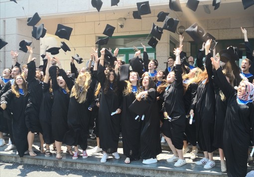 Imperia: emozione e felicità per il lancio del tocco, 88 diplomati dell'istituto Ruffini in festa (Foto e video)