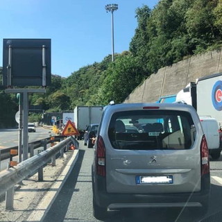 Controesodo di Pasqua: lunghe code sulla A10 Genova-Ventimiglia, difficile il rientro dalla Costa Azzurra Controesodo di Pasqua: lunghe code sulla A10 Genova-Ventimiglia, difficile il rientro dalla Costa Azzurra