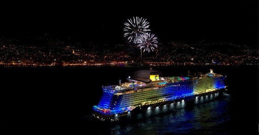 Spettacolo pirotecnico sulla Costa Smeralda al largo di Sanremo Spettacolo pirotecnico sulla Costa Smeralda al largo di Sanremo