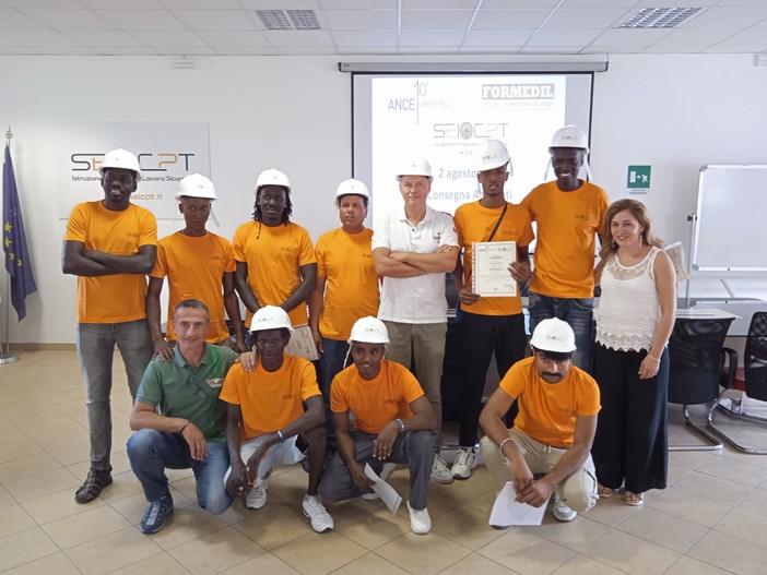 Imperia: primo percorso sperimentale per manovale edile rivolto a migranti rifugiati al SeiCpt Scuola Edile (Foto) Imperia: primo percorso sperimentale per manovale edile rivolto a migranti rifugiati al SeiCpt Scuola Edile (Foto)