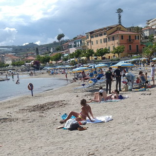 Santo Stefano al Mare: controlli della Guardia di Finanza sulla spiaggia, verificati diversi venditori (Foto)