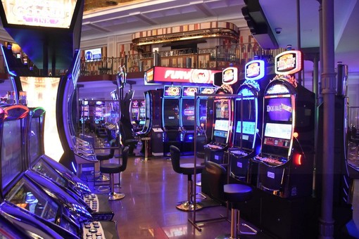 Oggi potrebbe arrivare il Dpcm che spalancherebbe le porte delle slot al Casinò di Sanremo già da mezzanotte Oggi potrebbe arrivare il Dpcm che spalancherebbe le porte delle slot al Casinò di Sanremo già da mezzanotte