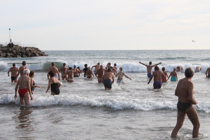 Dopo 13 anni torna il Cimento Invernale: i dianesi sfidano le acque gelide Dopo 13 anni torna il Cimento Invernale: i dianesi sfidano le acque gelide