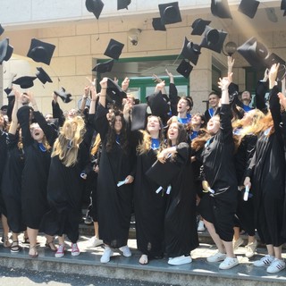 Imperia: emozione e felicità per il lancio del tocco, 88 diplomati dell'istituto Ruffini in festa (Foto e video)