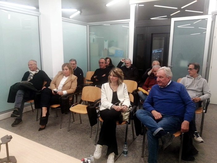 Grande partecipazione all'incontro organizzato dalla Cna a sostegno del settore balneare Grande partecipazione all'incontro organizzato dalla Cna a sostegno del settore balneare