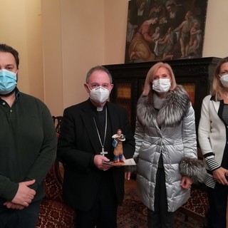 Confartigianato e Coldiretti donano una statuina del presepe con un ‘Imprenditore moderno’ ai Vescovi Suetta e Borghetti
