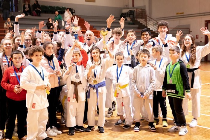 I risultati del campionato Ligure-Toscano di karate Fesik-CSI, gli allievi del maestro Regina vincono il campionato di kumite