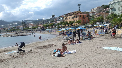 Santo Stefano al Mare: controlli della Guardia di Finanza sulla spiaggia, verificati diversi venditori (Foto)