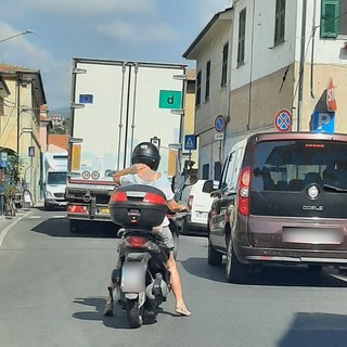 Imperia: lunghe code e ingorghi stradali ogni giorno a Caramagna, la protesta di un lettore (Foto) Imperia: lunghe code e ingorghi stradali ogni giorno a Caramagna, la protesta di un lettore (Foto)