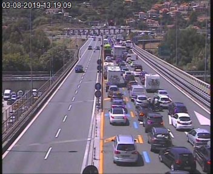 Iniziato il primo weekend da 'bollino rosso' del mese di agosto: code di un km al confine di Stato (Foto) Iniziato il primo weekend da 'bollino rosso' del mese di agosto: code di un km al confine di Stato (Foto)