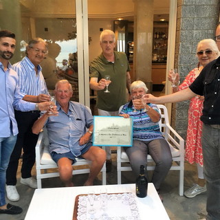 Una targa ricordo dell'Amministrazione comunale a due coniugi olandesi: turisti da 60 anni a San Bartolomeo al Mare