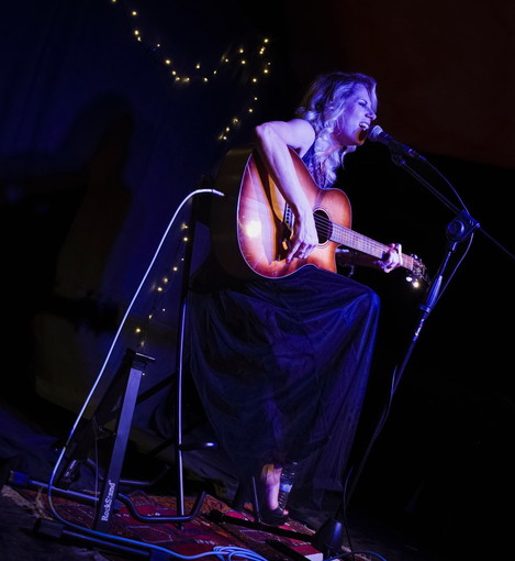 Concerto della cantautrice Chiara Ragnini a Diano Castello Concerto della cantautrice Chiara Ragnini a Diano Castello