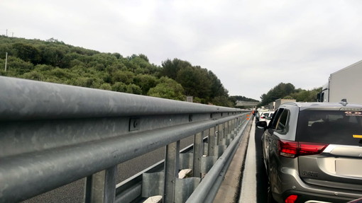 Ponte del 25 aprile, code già pesanti in A10: il rientro è cominciato