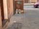 Imperia: immondizia abbandonata e ubriachi che urinano in vico Costanzo, la protesta dei residenti (Foto)