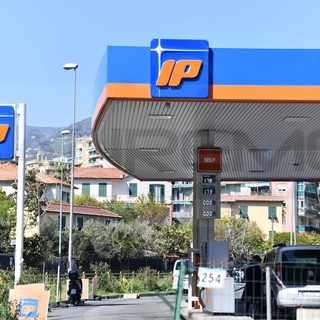 Occhio ai prezzi di benzina e gasolio: da domani anche nella nostra provincia fare rifornimento costerà di più Occhio ai prezzi di benzina e gasolio: da domani anche nella nostra provincia fare rifornimento costerà di più